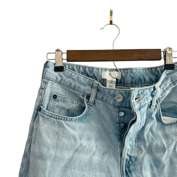 3/$25 🖤 Button Fly Straight Leg Denim *Small Stain as PicturedSize: 6 - Picture 5 of 6